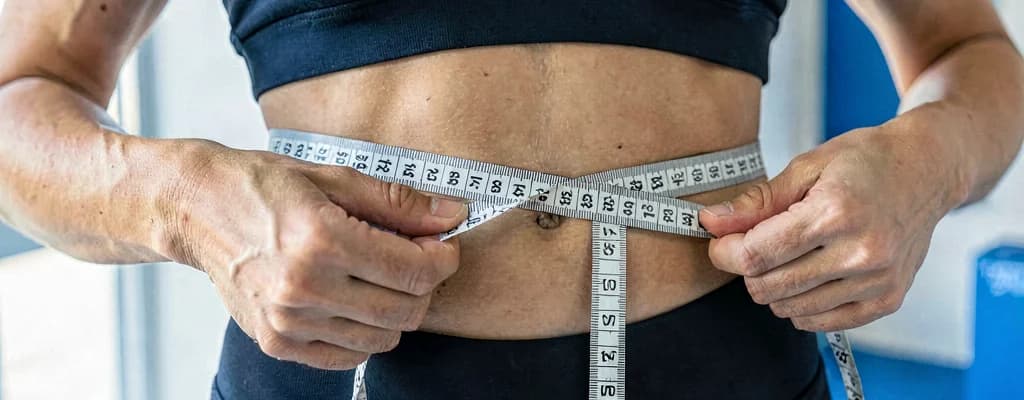 Medindo cintura com fita métrica — cálculo de gordura corporal